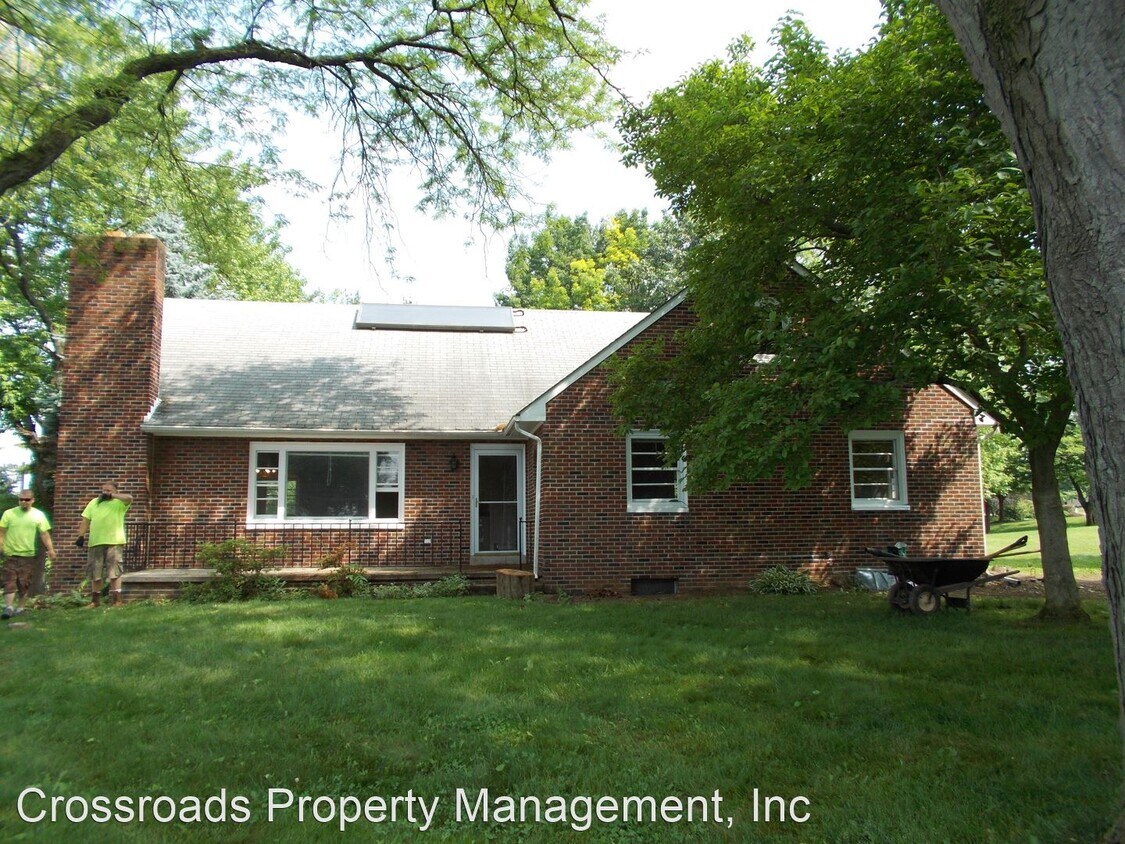 Primary Photo - 117 W Roseville Rd