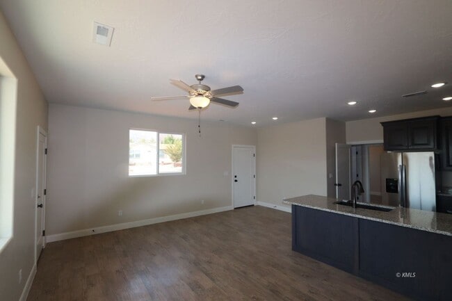 Building Photo - 397 W Willow Dr