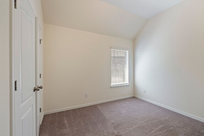 Building Photo - Beautiful 4 bedroom, 2 bathroom home in Ky...