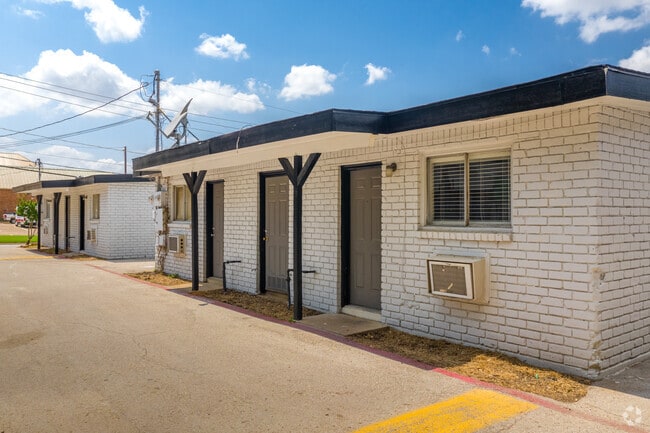 Building Photo - Oak Street Flats: Ranch Style Fully Remode...