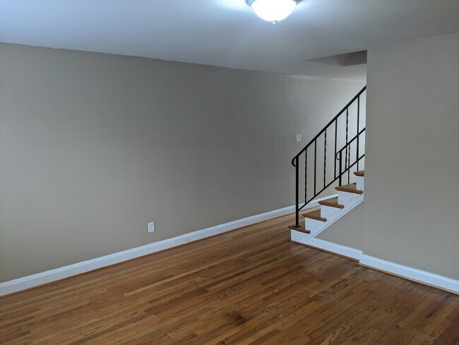 Foto del edificio - 7703 Hillsway Ave