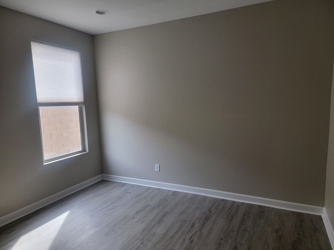 Foto principal - beautiful home 5b 3 bath home with den