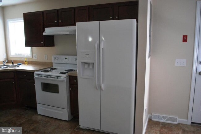 Building Photo - 306 Oakwood Ave