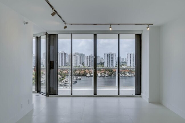 Foto del edificio - 3640 Yacht Club Dr