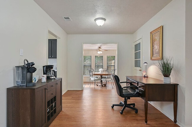Building Photo - 3906 Sioux Cir
