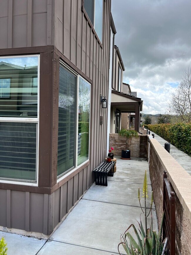Foto del edificio - Charming 4-Bedroom Home in Simi Valley