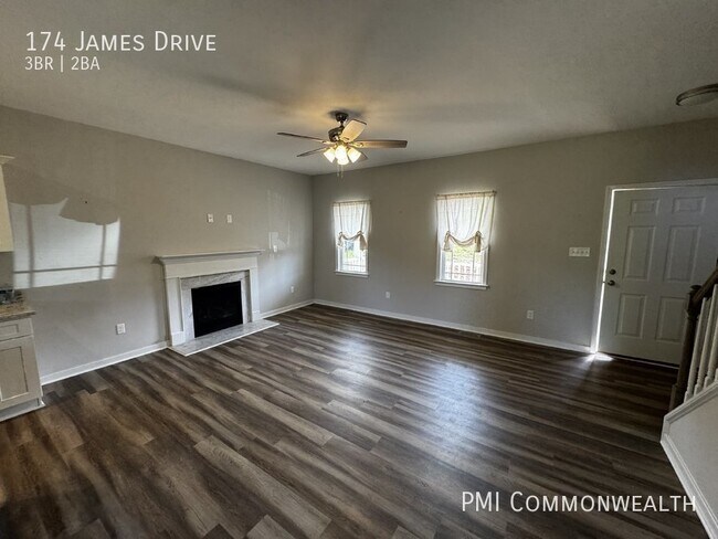 Foto del edificio - 3 Bed / 2 Bath Single Family (Available Now)