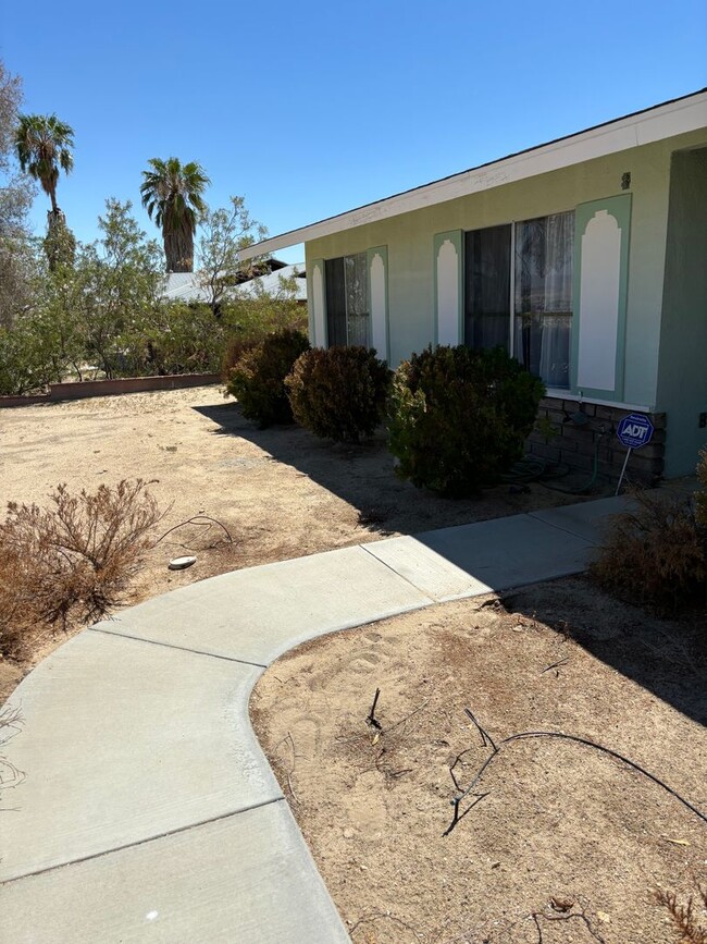 Building Photo - 3 Bedroom 2 Bath Home