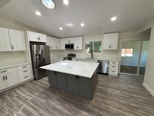 Foto del edificio - Beautifully Renovated 4-Bedroom Home with Finished Basement