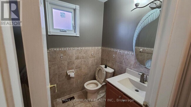 Building Photo - 16 Fieldside Dr