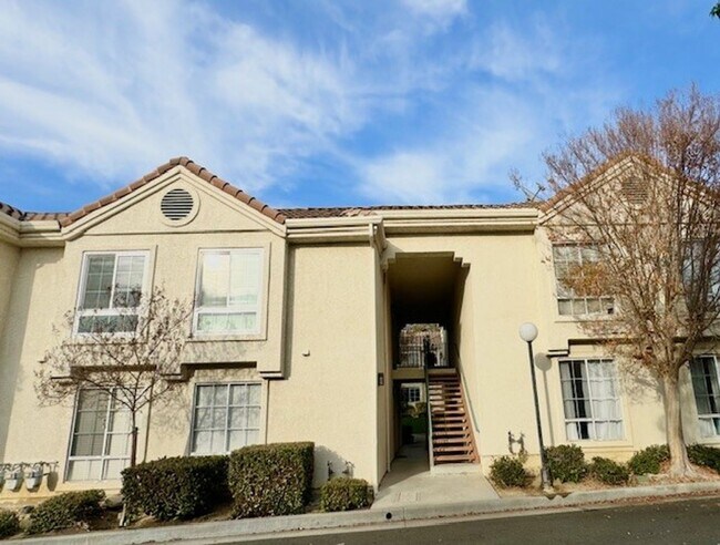Foto del edificio - Cozy Calabasas Gated Community Condo