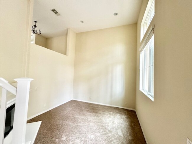 Building Photo - Three Story Condo for Rent Near Old Town T...