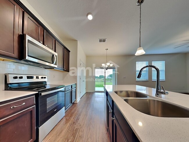 Building Photo - 1017 Island Pond Dr