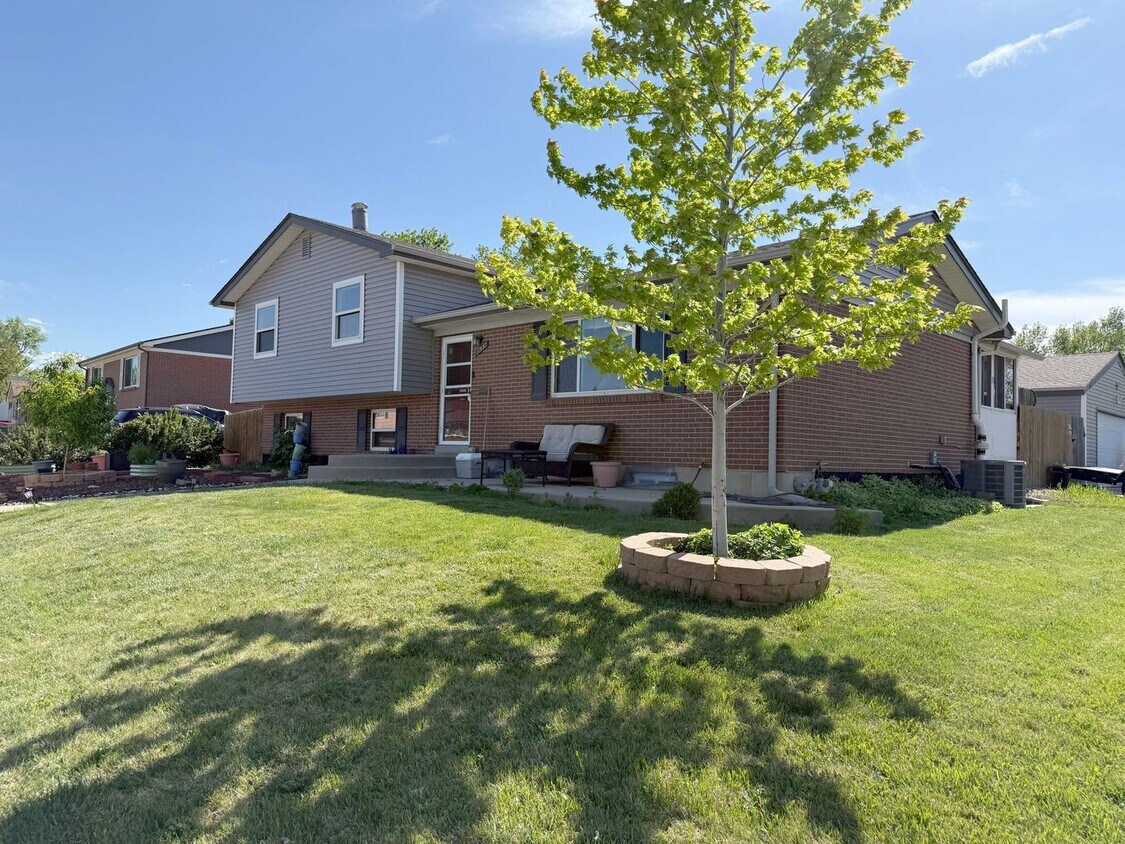 Primary Photo - Spacious 5-Bedroom Home with Sunroom, Work...