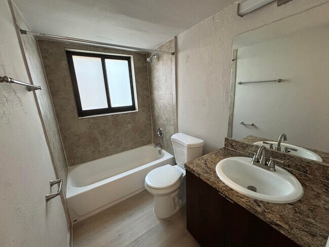 Foto del edificio - 520 NE 45th St