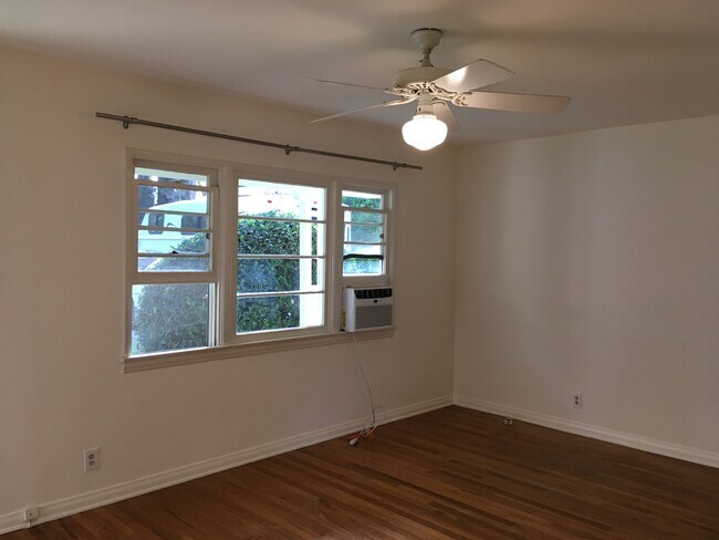 Foto del edificio - 15121 Hesby St