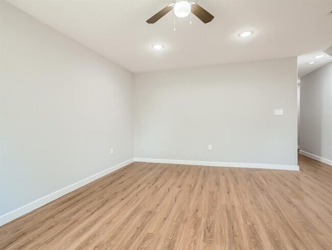 Foto del edificio - 8222 Crestview Dr