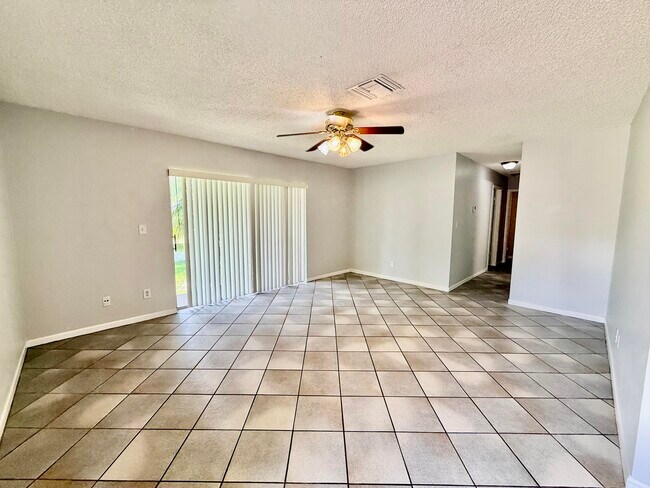 Foto del edificio - 3741 NW 84th Ave
