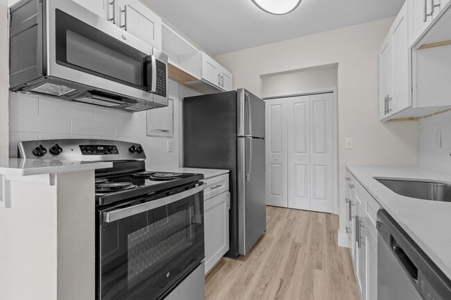 Building Photo - Sunnymede Apartments - Troy, MI