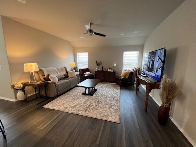 ¡Suelos de vinilo de lujo con aspecto de madera en toda la casa! - 2904 Emil Dr