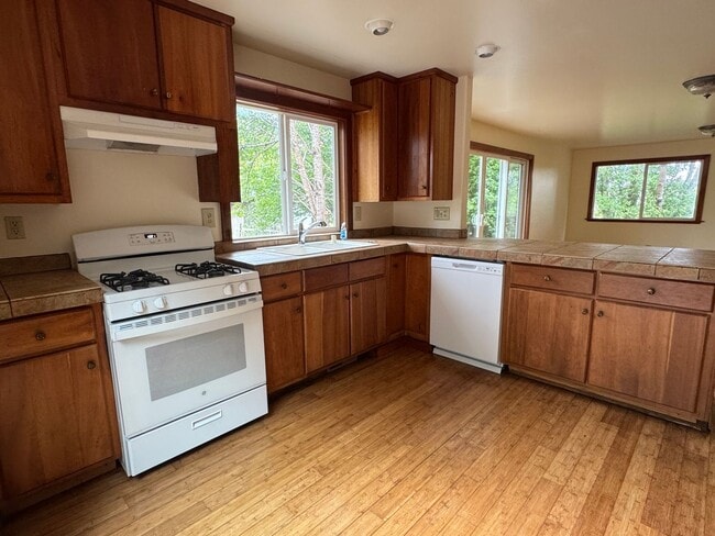 Building Photo - 1205 Aloha Way