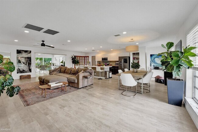 Foto del edificio - 3 br, 2 bath House - 4104 Larch Ave