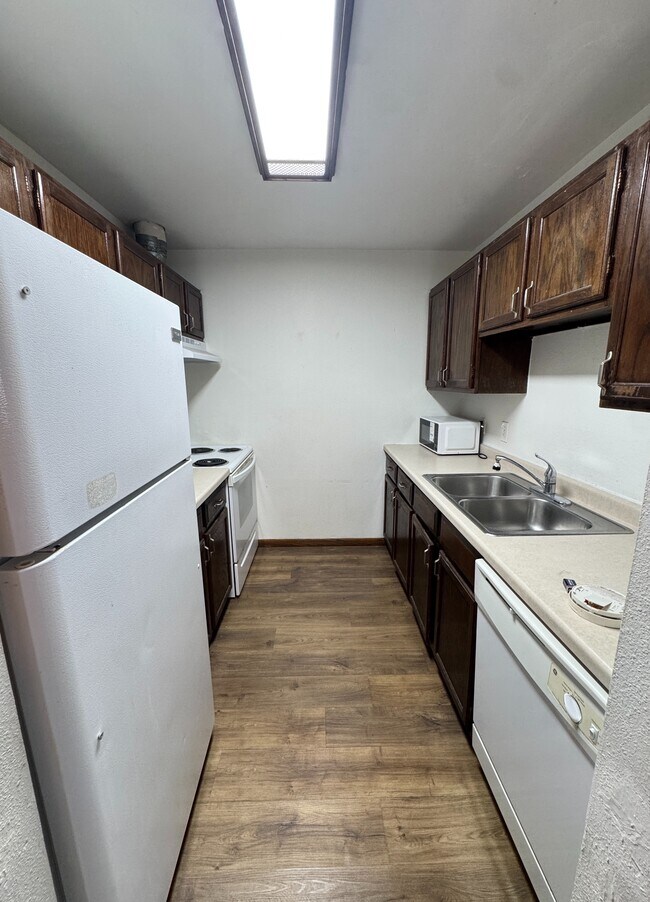 Building Photo - 1510 E Gateway Cir S