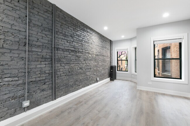 Building Photo - 7738 N Eastlake Ter