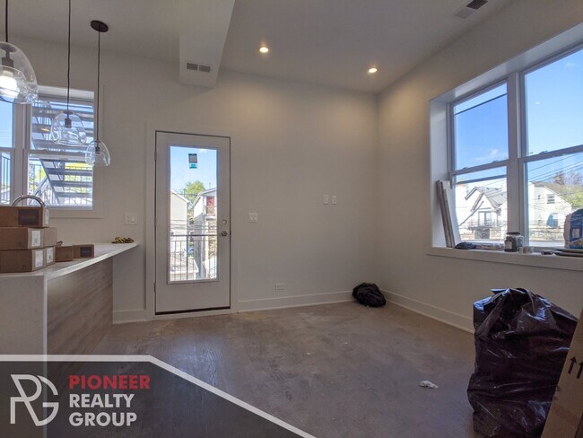 Foto del edificio - 2121 W Belmont Ave