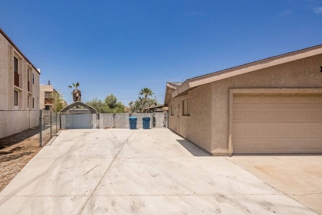 Building Photo - 1801 Walnut Dr