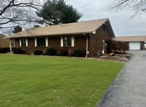 Building Photo - 122 N Fairway Rd
