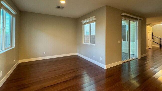 Foto del edificio - 4-bed, 2.5 bath, 2,498 sq ft home in Mount...