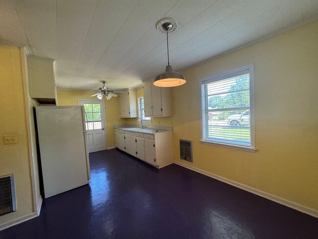 Building Photo - 3 Bed 1 Bath House