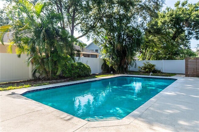 Foto del edificio - 1602 Hidden Meadow Ct