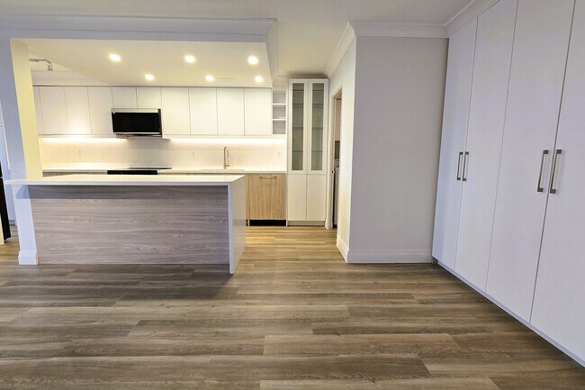 Building Photo - 3000 Bathurst St