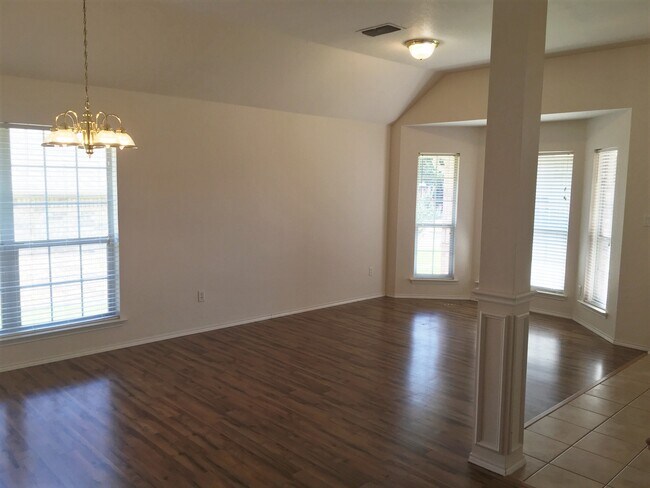Segunda sala de estar - 302 Howard Way Dr