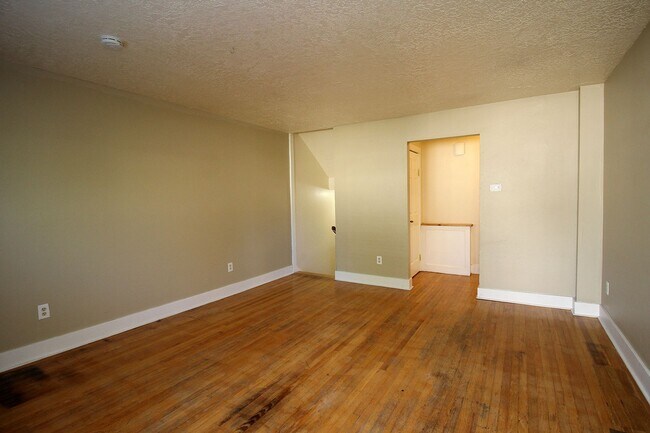 Building Photo - 4224-4224 N Commercial Ave