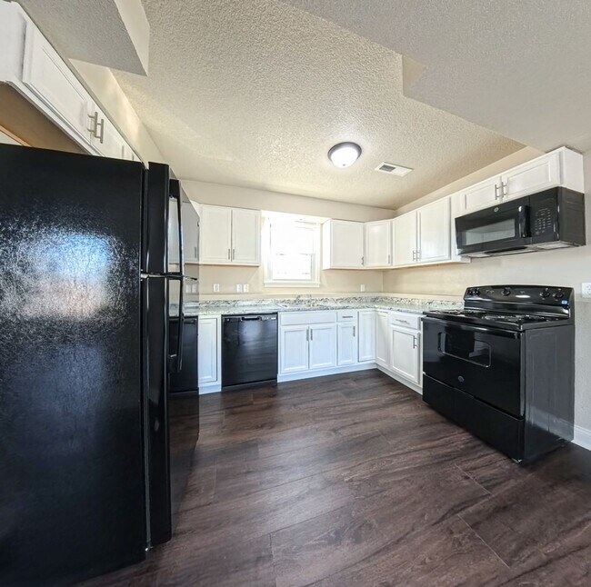 Foto del edificio - Newly updated 3 bedroom 1.5 bathroom-located in Adel