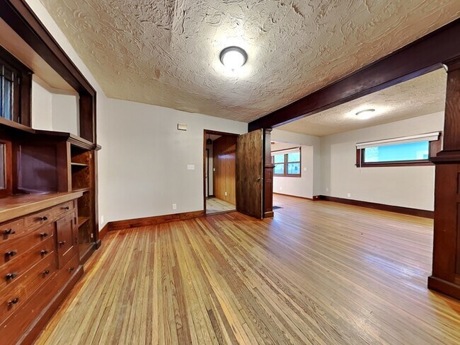Building Photo - WINTER SPECIAL!! 1 bedroom, 1 bathroom Hou...