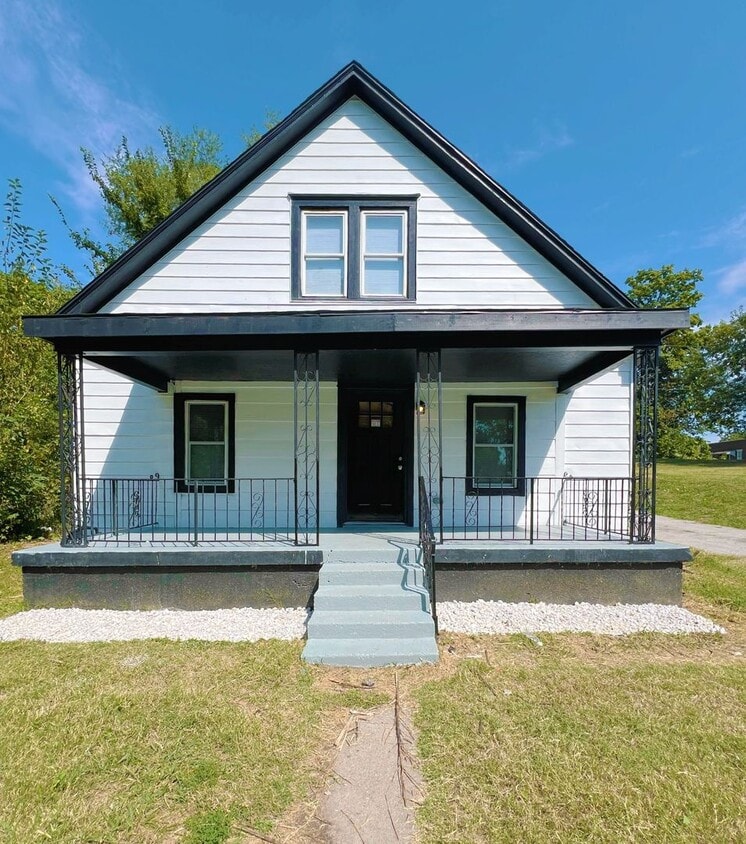 Foto principal - COMING SOON: Cozy 4-Bedroom Home in Kansas...