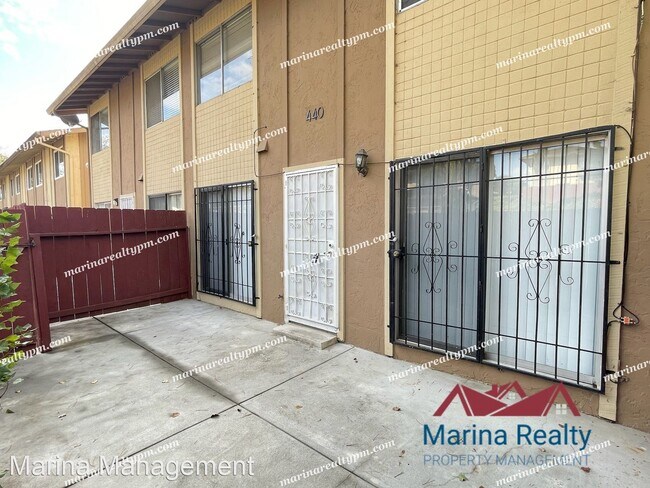 Building Photo - 2 br, 1.5 bath House - 440 Corcoran Ave #2