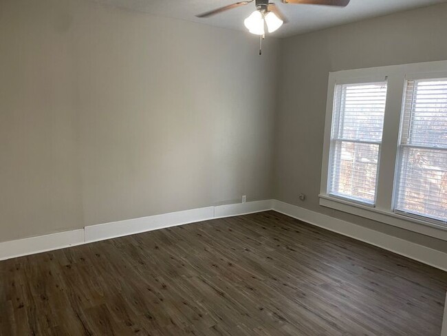 Building Photo - Updated 3 bedroom 2 bath EASY walk to campus!