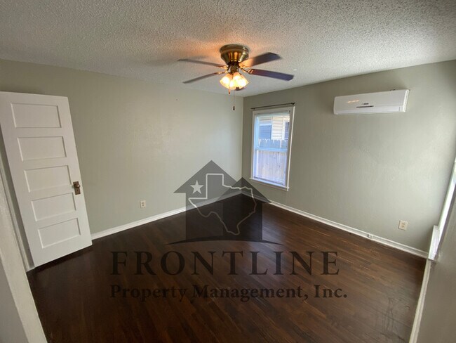 Building Photo - Stunning updated 2/1 with carport and stor...