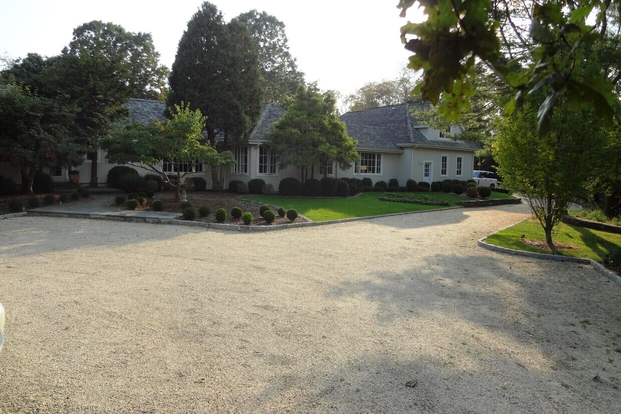 56 Barkers Island Rd, Southampton, NY 11968 House Rental in