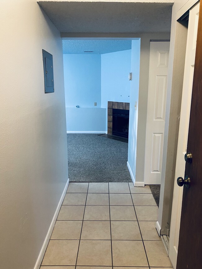 Entry Way - 1465 Manitou Blvd