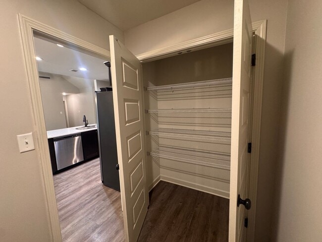 Foto del edificio - 1029 Hogue Dr