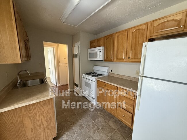 Building Photo - 390 Ash St