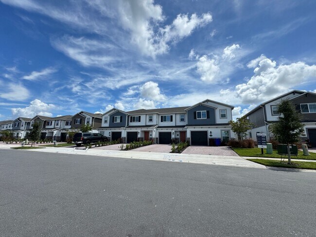 Foto del edificio - Modern Elegance Meets Comfort: Stunning 3-...