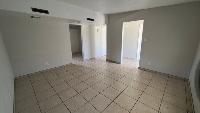 Building Photo - Beautiful home with 2 kitchens and 3 bedrooms and 2 bathrooms
