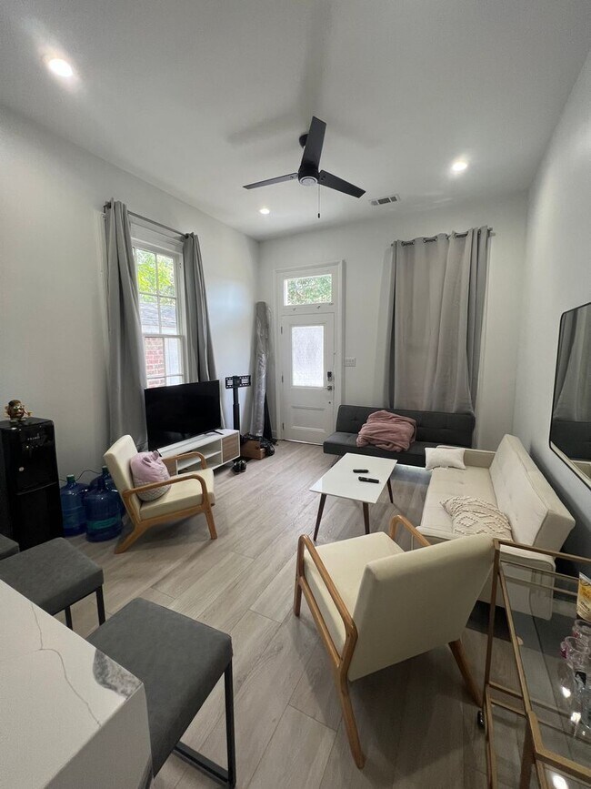 Foto del edificio - New Renovated 5bd/2ba Near Campus with Sha...